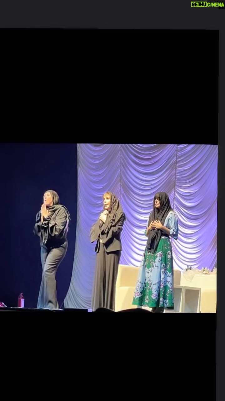 Rebecca Jones Instagram - Este reel dedicado a mis adorables y entrañables compañeras de aventuras teatrales @annaciocchetti e @issabelacamil Ah qué gira más loca, movida y divertida !♥️⭐️ BUSCO AL HOMBRE DE MI VIDA, MARIDO YA TUVE / GIRA JULIO 2022 🎭🤩
