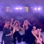 Rebecca Jones Instagram - Qué placer subir a las tablas con este grupo de brillantes, generosas y talentosas mujeres. La experiencia de los últimos días es una de las joyas más preciadas de mi carrera y que llevaré por siempre en mi corazón. Gracias compañeras 💜💜💜💜💜MORIMOS EN LA RAYA 💪🏼 🎭 Y, por supuesto, mil gracias a los públicos de #tijuana #ensenada #durango por sus maravillosos aplausos. Sin ustedes, la magia del teatro no se da. Gracias Toño por invitarnos a la 🎢🤩♥️ @issabelacamil @annaciocchetti @antonioescobar0