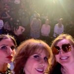 Rebecca Jones Instagram - Qué placer subir a las tablas con este grupo de brillantes, generosas y talentosas mujeres. La experiencia de los últimos días es una de las joyas más preciadas de mi carrera y que llevaré por siempre en mi corazón. Gracias compañeras 💜💜💜💜💜MORIMOS EN LA RAYA 💪🏼 🎭 Y, por supuesto, mil gracias a los públicos de #tijuana #ensenada #durango por sus maravillosos aplausos. Sin ustedes, la magia del teatro no se da. Gracias Toño por invitarnos a la 🎢🤩♥️ @issabelacamil @annaciocchetti @antonioescobar0
