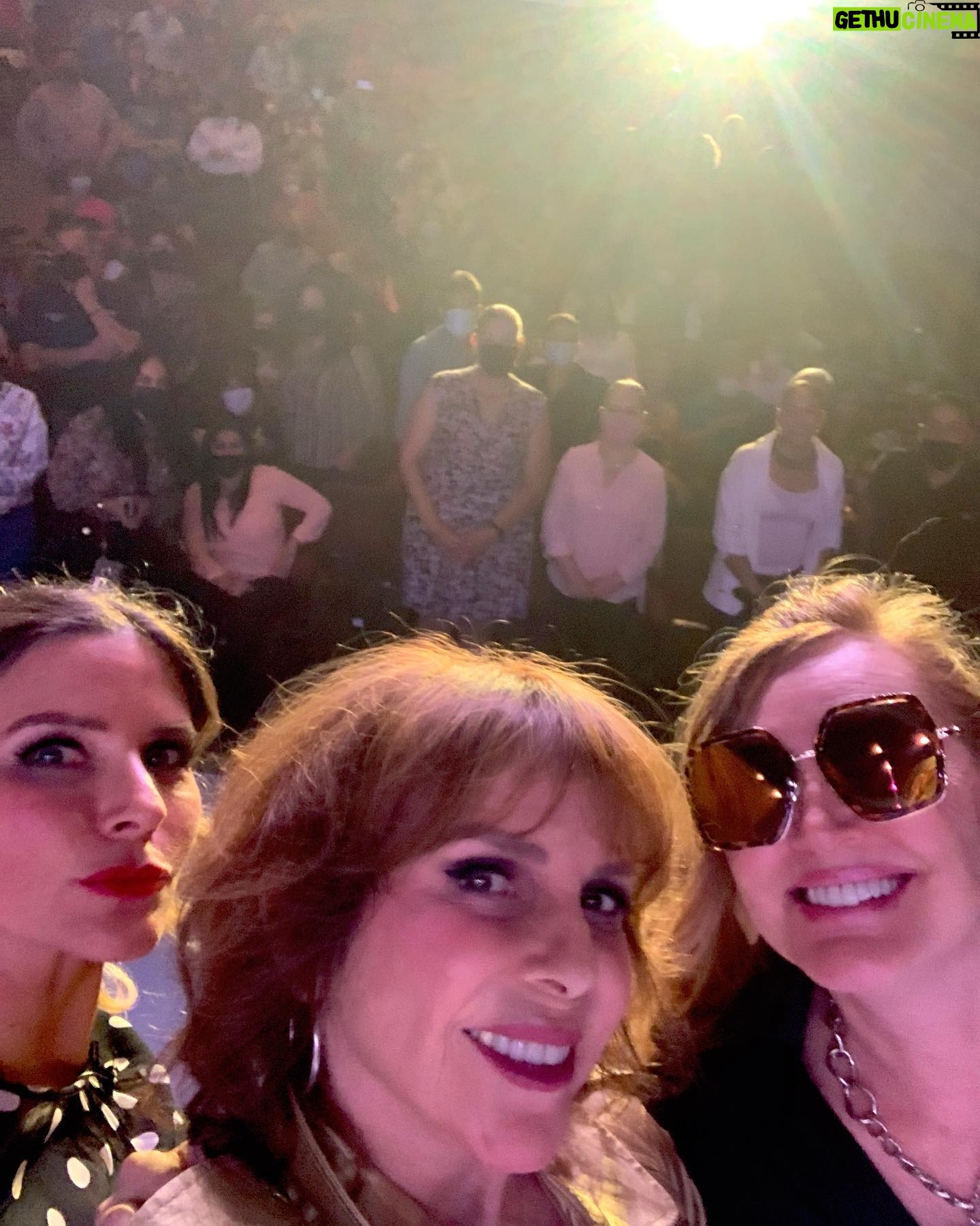 Rebecca Jones Instagram - Qué placer subir a las tablas con este grupo de brillantes, generosas y talentosas mujeres. La experiencia de los últimos días es una de las joyas más preciadas de mi carrera y que llevaré por siempre en mi corazón. Gracias compañeras 💜💜💜💜💜MORIMOS EN LA RAYA 💪🏼 🎭 Y, por supuesto, mil gracias a los públicos de #tijuana #ensenada #durango por sus maravillosos aplausos. Sin ustedes, la magia del teatro no se da. Gracias Toño por invitarnos a la 🎢🤩♥️ @issabelacamil @annaciocchetti @antonioescobar0