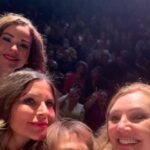 Rebecca Jones Instagram - Qué placer subir a las tablas con este grupo de brillantes, generosas y talentosas mujeres. La experiencia de los últimos días es una de las joyas más preciadas de mi carrera y que llevaré por siempre en mi corazón. Gracias compañeras 💜💜💜💜💜MORIMOS EN LA RAYA 💪🏼 🎭 Y, por supuesto, mil gracias a los públicos de #tijuana #ensenada #durango por sus maravillosos aplausos. Sin ustedes, la magia del teatro no se da. Gracias Toño por invitarnos a la 🎢🤩♥️ @issabelacamil @annaciocchetti @antonioescobar0