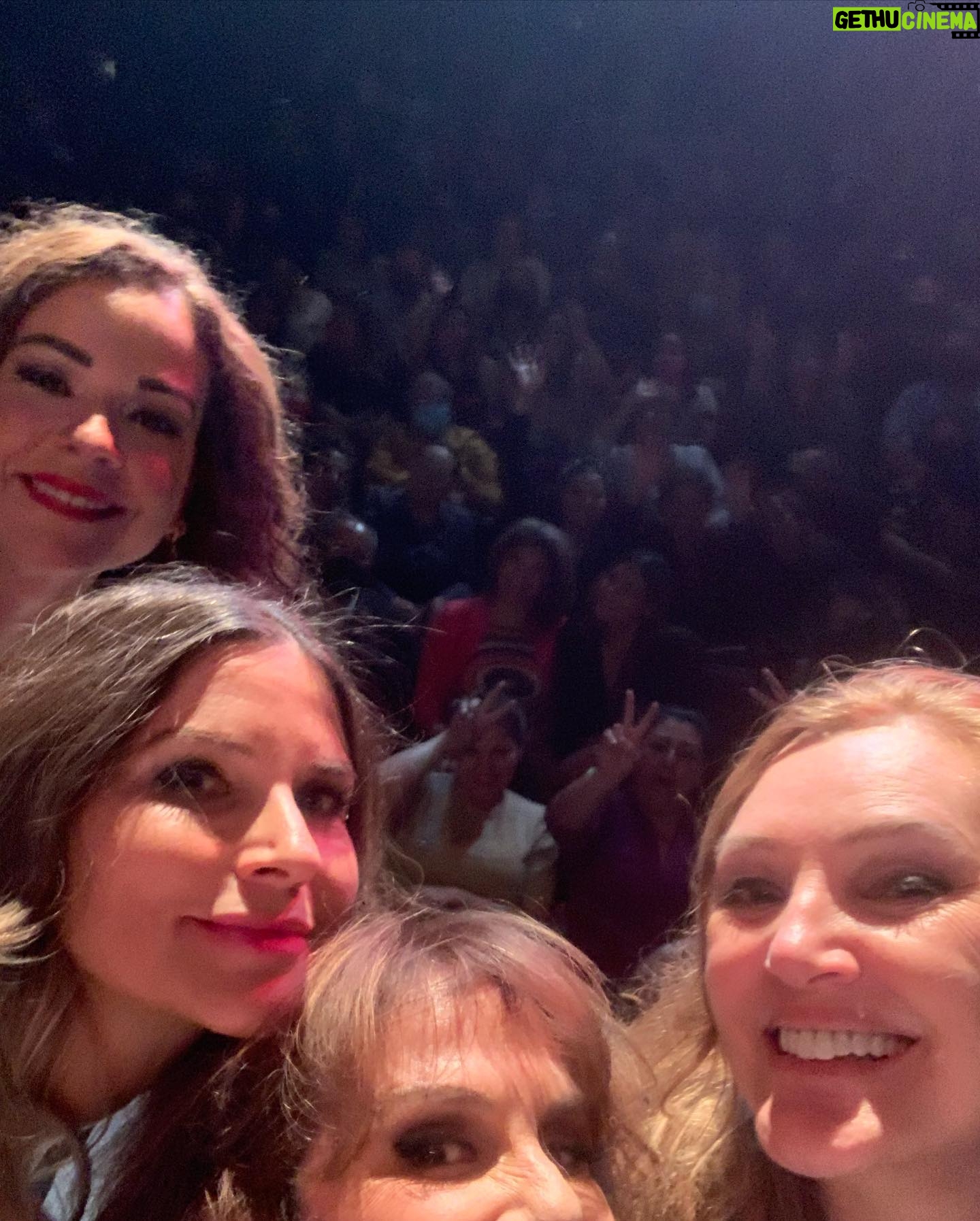 Rebecca Jones Instagram - Qué placer subir a las tablas con este grupo de brillantes, generosas y talentosas mujeres. La experiencia de los últimos días es una de las joyas más preciadas de mi carrera y que llevaré por siempre en mi corazón. Gracias compañeras 💜💜💜💜💜MORIMOS EN LA RAYA 💪🏼 🎭 Y, por supuesto, mil gracias a los públicos de #tijuana #ensenada #durango por sus maravillosos aplausos. Sin ustedes, la magia del teatro no se da. Gracias Toño por invitarnos a la 🎢🤩♥️ @issabelacamil @annaciocchetti @antonioescobar0