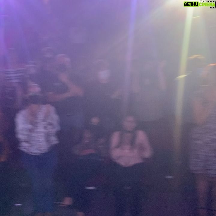 Rebecca Jones Instagram - Qué placer subir a las tablas con este grupo de brillantes, generosas y talentosas mujeres. La experiencia de los últimos días es una de las joyas más preciadas de mi carrera y que llevaré por siempre en mi corazón. Gracias compañeras 💜💜💜💜💜MORIMOS EN LA RAYA 💪🏼 🎭 Y, por supuesto, mil gracias a los públicos de #tijuana #ensenada #durango por sus maravillosos aplausos. Sin ustedes, la magia del teatro no se da. Gracias Toño por invitarnos a la 🎢🤩♥️ @issabelacamil @annaciocchetti @antonioescobar0