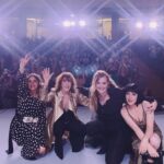 Rebecca Jones Instagram - Qué placer subir a las tablas con este grupo de brillantes, generosas y talentosas mujeres. La experiencia de los últimos días es una de las joyas más preciadas de mi carrera y que llevaré por siempre en mi corazón. Gracias compañeras 💜💜💜💜💜MORIMOS EN LA RAYA 💪🏼 🎭 Y, por supuesto, mil gracias a los públicos de #tijuana #ensenada #durango por sus maravillosos aplausos. Sin ustedes, la magia del teatro no se da. Gracias Toño por invitarnos a la 🎢🤩♥️ @issabelacamil @annaciocchetti @antonioescobar0