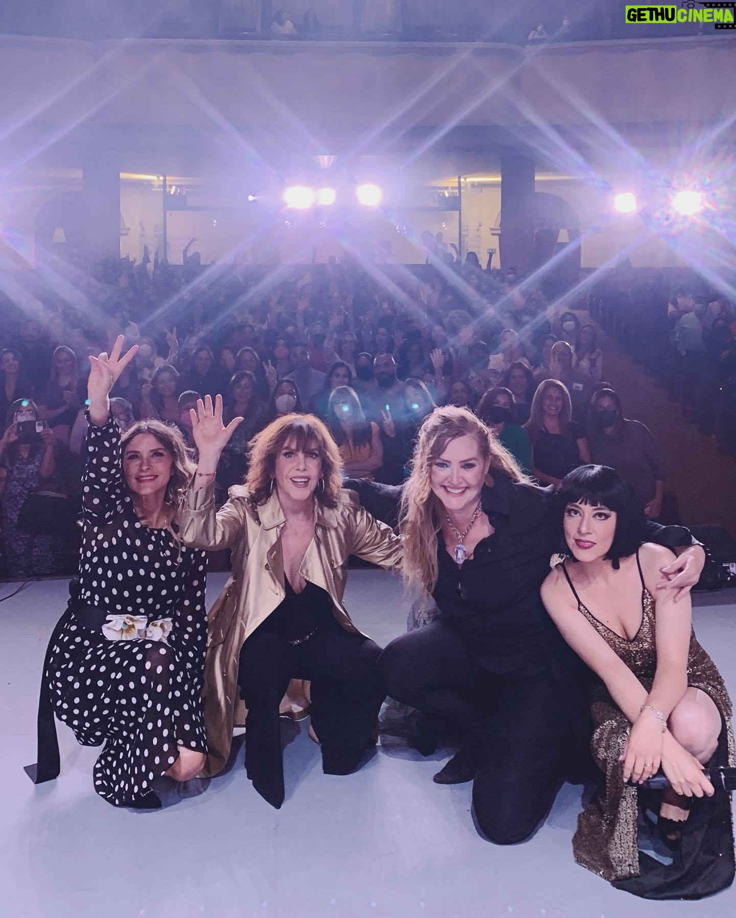 Rebecca Jones Instagram - Qué placer subir a las tablas con este grupo de brillantes, generosas y talentosas mujeres. La experiencia de los últimos días es una de las joyas más preciadas de mi carrera y que llevaré por siempre en mi corazón. Gracias compañeras 💜💜💜💜💜MORIMOS EN LA RAYA 💪🏼 🎭 Y, por supuesto, mil gracias a los públicos de #tijuana #ensenada #durango por sus maravillosos aplausos. Sin ustedes, la magia del teatro no se da. Gracias Toño por invitarnos a la 🎢🤩♥️ @issabelacamil @annaciocchetti @antonioescobar0
