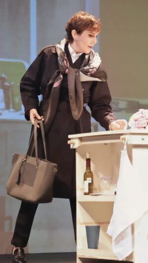 Rebecca Jones Instagram - Mi más reciente obra de teatro adaptada, dirigida y actuada por mi y producida por mi amigo @ruben_lara_ donde interpreto 12 personajes, siendo la protagonista Shirley Valentín, una mujer que vive una soledad acompañada y que descubre que es precisamente a través de la soledad que uno puede encontrar el tesoro más valioso que puede tener un ser humano: el amor propio. Espero pronto reponerla pues la pandemia nos la trunco y deseo llevarla a toda la República Mexicana y allende las fronteras, Latinoamerica y La Unión Americana. “Una Mujer Extraordinaria Atrapada En Una Vida Ordinaria” de lo más divertido y hermoso que he hecho en mi carrera teatral. 
Quien de mis amigos en esta red la vió?  #14defebrero #mesdelamor #amorpropio #amor