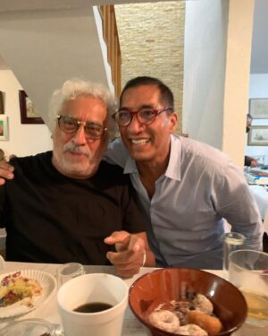 Rebecca Jones Instagram - Ayer fue un día de risas y celebración con amigos muy pero muy queridos, en el cumple de nuestro @bernardonajera excelente director de fotografía y compañero entrañable. Gracias Bernie por este fieston divertido y comida exquisita ♥️

@marcontrerasof @rafaelinclan @marciacoutino @feznoriega