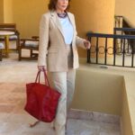 Rebecca Jones Instagram - LUCÍA ALARCON VIUDA DE NORIEGA. De esos personajes que son un regalo en el noble oficio que ejerzo: entretenerlos a ustedes, mi público que adoro♥️ En sus pantallas este próximo 24 de Octubre por Televisa Univisión. #cabo @elgueromex @televisa @canalestrellas @univision 📸 @karlairabien17