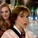 Rebecca Jones Instagram - Anoche con la Ciocchetti, conocida como ‘La Choquetin’ en algunos recónditos parajes del vasto territorio mexicano, de mal portadas en las calles de #cdmx celebrando nuestro triunfo de vida 💪🏼🤩 Life is NOW. @annaciocchetti #life #livethelittlethings #joy #gozo #lodemasesmoriraplazos #therestisdyingininstallments