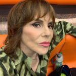 Rebecca Jones Instagram - Mi cara de camerino. Una vez, el gran Carlos Ancira con quien tuve el lujo de trabajar en teatro me dijo: a los actores, por lo menos en cine y televisión, nos pagan por esperar. Lo demás es pura diversión. Sabias palabras que intento recordar cada vez que me entra la impaciencia entre la espera y lo mío, lo mío, que es actuar. Ah, pero querías ser artista, diría mi abuelita. Sabias palabras también. #nadaesperfecto #ilovemyjob #carlosancira
