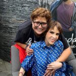 Rebecca Jones Instagram - QUÉ LINDO ES SABER QUE TANTA GENTE ME QUIERE!!! Y QUÉ MANERA TAN LINDA DE DEMOSTRÁRMELO. Como no pude asistir a la premier de NADA QUE VER, Jacobo Nazar @jaynazar y @videocine me organizaron mi propia premiere privada con palomitas y todo 🥰gracias Mónica Rivero y Pablo Martinez de Velazco y gracias por supuesto a mi enorme equipo de prensa @prensadanna que siempre están ahí para mi ☺️🙏🏻 Y que puedo decir del elenco que me acompañó esa noche!!! Invite a las personas que yo más amo, unos de toda la vida, otros, apenas de unos meses para acá, pero todos, todos, han estado conmigo en estos meses tan difíciles de sobrellevar. Y siguen conmigo, sobre todo ahora que se ve el resplandor de la salud perfecta, esa luz de esperanza tan añorada. Algunos no pudieron asistir por cuestiones de trabajo, pero se perfectamente que su corazón está conmigo. Si. Ya se que estoy muy delgada , pero bien dice Saint-Exuperie : lo esencial es invisible a los ojos. (Y créanme, 8 días en terapia intensiva, adelgazan a cualquiera, ya los recuperaré), pero esa es la menor de mis preocupaciones, ahora sólo se que cada día estoy más fuerte y sana. Y no, no pido un milagro como algunos dicen por ahí, porque se que Dios SIEMPRE está conmigo, no. Tampoco estoy “luchando” porque todos luchamos día con día por vivir ( al menos yo pienso que así debería ser). Lo que si estoy haciendo es disfrutar de cada segundo de vida, probando sus manjares, sus momentos agridulces, aprendiendo de las cosas bellas y no tan bellas. Pensando cosas lindas. Por supuesto que me sigo cuidando, y para eso no sólo estoy con la medicina alópata, sino también con la alternativa. Estoy con un biólogo maravilloso que reside en Monterrey, Alberto Valdez Marroquin. Ya les platicaré la joya con la que me topé. Mientras tanto, si me estás leyendo y me quieres, no me tengas lástima, pues eso se acerca más al lamento, al quejido, y yo estoy muy pero muy lejana a eso. Más bien piensa cosas lindas, para que esos pensamientos se conviertan en polvos mágicos, se materialicen y se haga un enorme y colectivo pensamiento mágico!!!! LES AMO!!!! ♥️♥️♥️♥️♥️♥️ VAYAN A VERLA! Está buenísima y está súper divertida!!!!