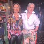Rebecca Jones Instagram - Un encanto, como siempre, confesarme sin pudor alguno con mi querida Boris @auroravallel ♥️ Desliza ➡️ y nos verás en el mismo set de #confesiones pero hace 4 años 📺♥️🤩 @tlnovelas_tv