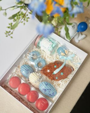 Rebecca Lim Instagram - Celebrating our baby’s 100day milestone 🤍 Am so so grateful for all of your well wishes, blessings and love 🤍🫶🏻🤍

I know there was so much love poured out to create these lovely gift boxes! 🥺 Thank you Kor and team TLK 🫶🏻
DM @thelimskitchen to enquire for your special occasion! 😊

Also, big hugs to team @lelianchew @theatelier.co for designing these beautiful boxes! 

My goodness, HOW TIME FLIES 🥺🤍
