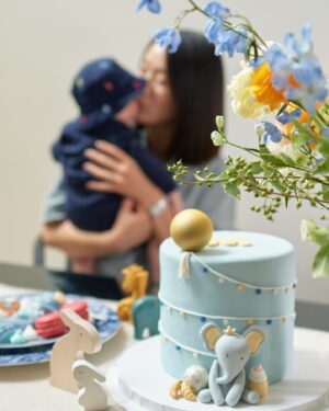Rebecca Lim Instagram - Celebrating our baby’s 100day milestone 🤍 Am so so grateful for all of your well wishes, blessings and love 🤍🫶🏻🤍

I know there was so much love poured out to create these lovely gift boxes! 🥺 Thank you Kor and team TLK 🫶🏻
DM @thelimskitchen to enquire for your special occasion! 😊

Also, big hugs to team @lelianchew @theatelier.co for designing these beautiful boxes! 

My goodness, HOW TIME FLIES 🥺🤍