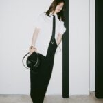 Rebecca Lim Instagram – In my favourite colour combi of this preggers season 🖤✨🤍 

@maisonvalentino #VALENTINOGARAVANI #VLogoMoonBag