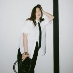 Rebecca Lim Instagram – In my favourite colour combi of this preggers season 🖤✨🤍 

@maisonvalentino #VALENTINOGARAVANI #VLogoMoonBag
