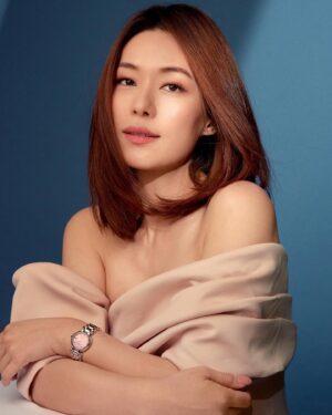 Rebecca Lim Instagram - Love makes all things effortless 🩵🤍🩷 @longines 

#EleganceisanAttitude #LonginesPrimaLuna #babyblue #babypink