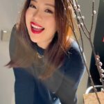 Rebecca Lim Instagram – May you all be happy and prosperous 🧧❤️ @limrebecca
Makeup @shaunleelee 
Hair @dexterng