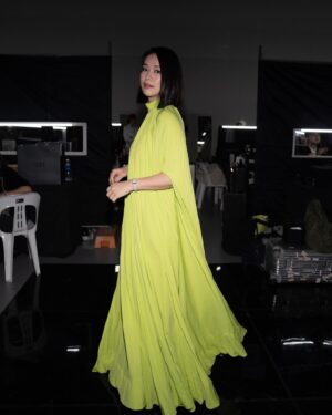 Rebecca Lim Instagram - I’ll admit I was feeling nervous while getting ready for TV’s biggest night just 2.5 months after giving birth. But I am grateful to my team for helping me feel my best despite my insecurities. As they say, no matter how you feel, dress up, show up, and never give up 🤍 It’s good to be back 🫶🏻💪🏻🫶🏻

Makeup @shaunleelee 
Hair @dexterng 
Stylist @samonggg 
Gown @gucci 
Timepiece @longines
Jewellery @bulgari 
Photographer @josedanielretrato