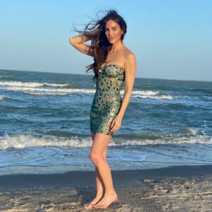 Rebekah Graf Instagram - I must be dreaming 🧜🏼‍♀️ 🐚___________________________________________________ handmade to my very own measurements by @statnaia_corsets_
