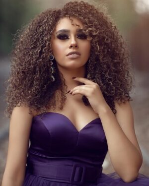 Reem Ahmed Instagram - كل سنة بتعدى في حياتنا بتكون مميزة عن اللي قبلها واللى بعدها 
السنة دي الحمدلله كانت مميزة بوجود سدرة وطه في حياتى وبوجود اهلى بخير وصحة
كانت مميزة في انى رجعت اخيراً للشاشة وللفن اللى طلعت عليه من صغرى وبعشقه
الفن اللى بعتبره حبل ووصل بينى وبين قلوب الجمهور والناس اللى مفيش اغلى واهم منهم عند اي فنان❤️ بحبكم وبتمنالكم سنة سعيدة وخير ورزق وجمال 
 يا رب تحققوا كل اللي نفسكوا فيه ، متجمعين مع حبايبكو.
يلا نبتدي تجربه جديده

Photography @kareem_osman 
MUA @youmnaelshafeiy_makeupartist 
Dress @mimosa.eg 
Hairstylist @curledbym 
Stylist & art direction @merooabouzeid 
Production house @le_horus_agency_ 
Agency @kiwizdgt 
Retouch @md_.4production 

#reem_ahmed #ريم_أحمد #happynewyear #2022 #goodbye2021