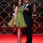 Reem Ahmed Instagram - @cairodramafestival @taha_khalifaofficial #fashiondesigner @fatmanasrcouture #makeupartist @aya_elsheriff #hairstylist @yasmi.nelsherif #stylist @heba.tantawi_official #cairodramafestival #2022 #redcarpet #husbandandwife #actress #dress #amazing