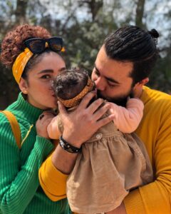 Reem Ahmed Instagram - الف حمد وشكر ليك يا رب على النعمة التى اهديتها لها ... ربنا يحفظها ويبارك فيها ويحميها من كل شر ومن كل سوء ربنا يحفظ اولادنا جميعا ويرزق كل مشتاق فى هذه الأيام الكريمة .. #family #husbandandwife #daughter #thankful #الحمدلله_كثيرا #سدرة #sidra 🤲🏻🥰❤️