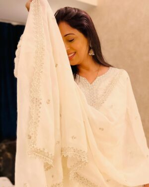 Reena Kapoor Instagram - What is your favourite colour? Mine is very obvious😊