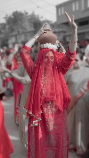 Reena Kapoor Instagram - Kalash yatra of the sacred Narmada river on Geeta Jayanthi 🙏