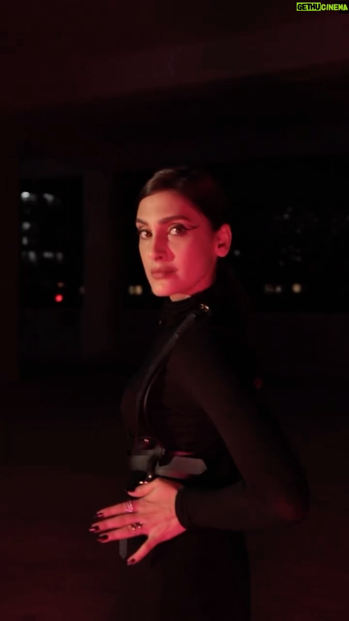 Reena Aggarwal Instagram - Finally 35 degrees wala video is here! 7 hours ki editing ne sach mein crazy kar diya 🤯😵💫 But I really hope y’all like it.Tag someone who would love to see this or share! Idea was to create a styling video but camera samne aate hi andar ka actor bhi bahar aane lagta hai phir expressions aur dance nikalne lagte hain And honestly I can’t thank @varunraj_kalas enough for understanding what exactly I wanted coz it can get a lil difficult with me as I’m very specific about shots and on top we were a team of only 2 people jisme se ek camera ke samne aur camera ke peeche. Par Iss ladke ne kafi mehnat ki shoot pe 🫡 @ankitwadhwaphotography thankyouuu so@much for joining us later for the photoshoot and always supporting me with all your heart 🤗 Hope you all enjoy this as much as we enjoyed shooting it ❤️ Styled,Directed and edited by: Yours truly 💁🏻♀️ . . . . . . . . . . . . . . #songcover
