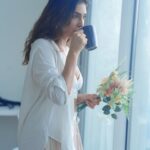 Reena Aggarwal Instagram - Perfect location,perfect weather,perfect chai🤌🏻 Oye hoye haaye haaye ….👀 #iykyk 😜 📸: @pixelpassionfotography . . . . . . . . . . . . . . . . . . . . . . . . . #mondaymood #photoshoot #portraitphotography #shootmode #shootlife #portrait #whiteshirt #casualstyle #ootd #ootdfashion #style #styleinspiration #fashion #minimal #setlife #portraits #photography #shoot #artwork #artphotography