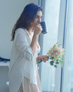 Reena Aggarwal Instagram - Perfect location,perfect weather,perfect chai🤌🏻 Oye hoye haaye haaye ….👀 #iykyk 😜 📸: @pixelpassionfotography . . . . . . . . . . . . . . . . . . . . . . . . . #mondaymood #photoshoot #portraitphotography #shootmode #shootlife #portrait #whiteshirt #casualstyle #ootd #ootdfashion #style #styleinspiration #fashion #minimal #setlife #portraits #photography #shoot #artwork #artphotography