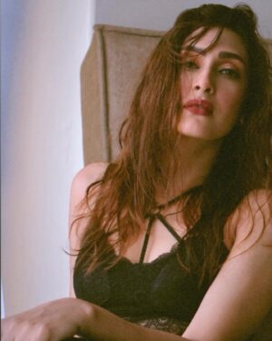 Reena Aggarwal Instagram - Straight outta 90s film 📺🎞️
.
.
.
.
.
.
.
.
.
.
.
.
.
.
.
.
.
#90s #90smusic #90skid #90smovies #aashiqui #alltimefavorite #kumarsanu #alkayagnik #uditnarayan #musiclover #90ssongs #90snostalgia #90svibes #90saesthetic #90slove #90sbaby