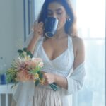 Reena Aggarwal Instagram - Perfect location,perfect weather,perfect chai🤌🏻 Oye hoye haaye haaye ….👀 #iykyk 😜 📸: @pixelpassionfotography . . . . . . . . . . . . . . . . . . . . . . . . . #mondaymood #photoshoot #portraitphotography #shootmode #shootlife #portrait #whiteshirt #casualstyle #ootd #ootdfashion #style #styleinspiration #fashion #minimal #setlife #portraits #photography #shoot #artwork #artphotography