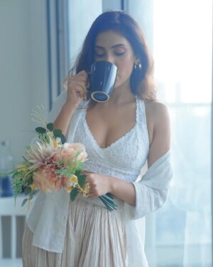 Reena Aggarwal Instagram - Perfect location,perfect weather,perfect chai🤌🏻
Oye hoye haaye haaye ….👀
#iykyk 😜
📸: @pixelpassionfotography 
.
.
.
.
.
.
.
.
.
.
.
.
.
.
.
.
.
.
.
.
.
.
.
.
.
#mondaymood  #photoshoot #portraitphotography #shootmode #shootlife #portrait #whiteshirt  #casualstyle #ootd #ootdfashion #style #styleinspiration #fashion #minimal  #setlife #portraits #photography #shoot #artwork #artphotography