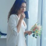 Reena Aggarwal Instagram - Perfect location,perfect weather,perfect chai🤌🏻 Oye hoye haaye haaye ….👀 #iykyk 😜 📸: @pixelpassionfotography . . . . . . . . . . . . . . . . . . . . . . . . . #mondaymood #photoshoot #portraitphotography #shootmode #shootlife #portrait #whiteshirt #casualstyle #ootd #ootdfashion #style #styleinspiration #fashion #minimal #setlife #portraits #photography #shoot #artwork #artphotography