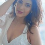 Reena Aggarwal Instagram - Just me Sundaying……🤍💐 📸: @pixelpassionfotography . . . . . . . #beautyshot #portrait #portraitphotography #photography #portraits #beauty #morningvibes #mistymorning #potd #ootdstyle #indoorphotography #rainyday #mumbaiweather #reels #explore #reelitfeelit