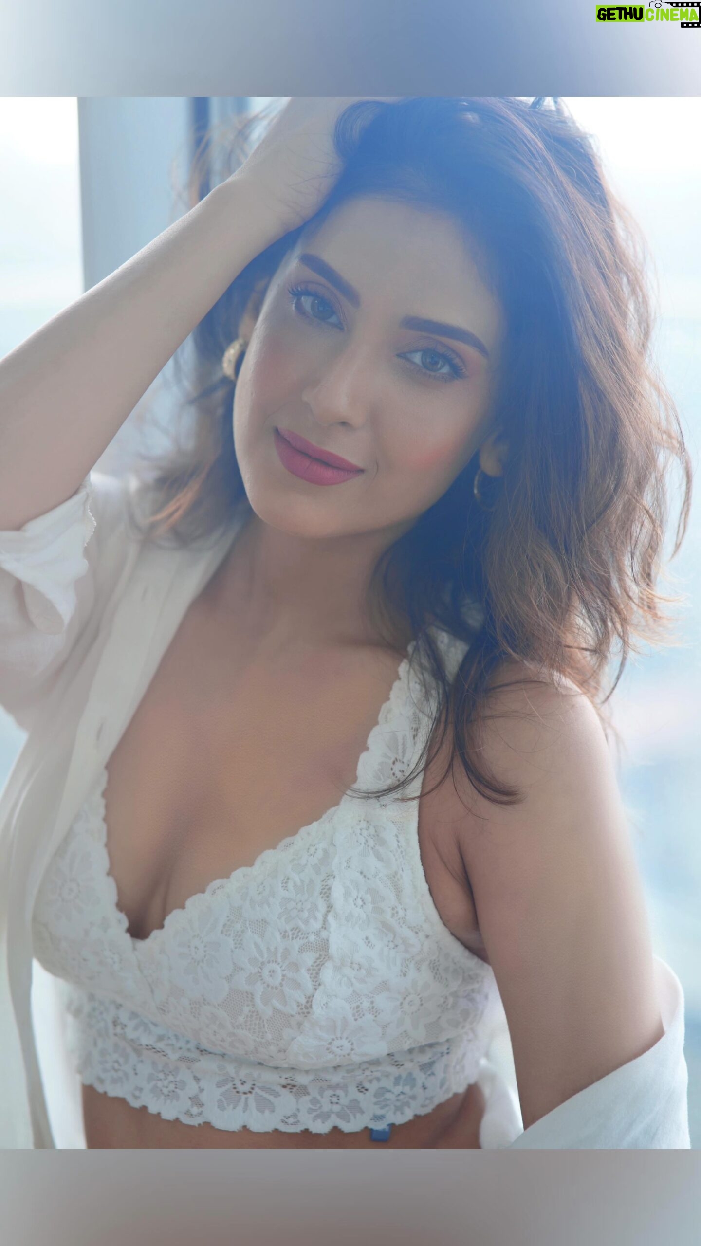 Reena Aggarwal Instagram - Just me Sundaying……🤍💐 📸: @pixelpassionfotography . . . . . . . #beautyshot #portrait #portraitphotography #photography #portraits #beauty #morningvibes #mistymorning #potd #ootdstyle #indoorphotography #rainyday #mumbaiweather #reels #explore #reelitfeelit