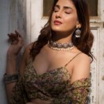 Reena Aggarwal Instagram – Serving looks 📸 Swipe to see my most favourite looks from @labeltanva #throwbackthursday .
.
.
.
.
.
.
.
.
.
.
.
.
.
.
.
.
.
.
.
#lehenga #saree #styleinspiration #ethnicwear #lehengalove #ethnicstyle #jewellery #fashionstyle #ootdfashion #ethnic #makeuptransformation #fashion