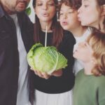 Regina Burd Instagram – Сердце наполнено благодарностью .🕊️Особое счастье для меня за эти 9 месяцев чувствовать нежное и трепетное отношение близких .Спасибо Сереженьке и нашим деткам , за то, что берегли и обнимали меня любовью.Счастье в вас , мои 🤍