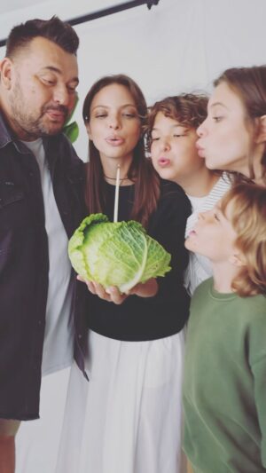 Regina Burd Instagram - Сердце наполнено благодарностью .🕊️Особое счастье для меня за эти 9 месяцев чувствовать нежное и трепетное отношение близких .Спасибо Сереженьке и нашим деткам , за то, что берегли и обнимали меня любовью.Счастье в вас , мои 🤍