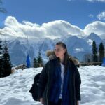Regina Burd Instagram - Горы тебя раздевают, не сняв ничего из одежд, просто от их могущества, лишнее отпадает. Горы не обещают, не дарят тебе надежд , но что-то живое и чистое там в тебя проникает. ⠀ Яна Мкр