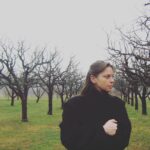 Regina Burd Instagram – Письмо папе

Привет , пап. 
Я скучаю. Да, всё ещё…
Нет, не лечит время, я проверяла, вранье это всё. Всё летит, несётся, меняется вокруг-люди,машины, жизнь.А мне бы остановиться на мгновенье, уткнуться в твою щетинистую мягкую и такую родную щёку… Услышать твой запах. И просто быть вдвоем в этом потоке скоростей и ненужностей…Просто постоять, помолчать. А потом , пап, я захочу  тебе рассказывать обо всем… 
Ты знаешь, пап, все твои внуки безумно сомобытные, сложносочиненные , с горящими глазами…Как мы с тобой любим,да? ;)
Прости, немного расстрою тебя, но мальчишки не занимаются уже  футболом… Да… Но не огорчайся, пап. Слышал бы ты, как мы кричим, когда твоя любимая команда забивает гол! А когда одерживает победу, весь дом стоит на ушах. Да, папочка, мы самые ярые болельщики. Иногда мне кажется, что я болею твоим сердцем и голосом . 
Как я? Пап, я взрослею.Всё больше нахожу в себе твои черты. Даже те, против которых когда-то выступала. Сейчас это моя ценность .Это ты во мне.
Я очень стараюсь  быть осознанной. Не делить людей на «плохих и хороших», мир на «чёрное и белое».Но, знаешь, это непросто. До боли  в горле , это дурацкое, врожденное чувство справедливости … Я знаю, и это от тебя .;)
Знаешь , а у Мирона твои глаза. Большие, грустные, с поволокой. Сколько раз ловила себя на чувстве, что это ты рядом, смотришь на меня, слушаешь, продолжаешься…Ты во мне, в своих внуках, ты с нами, я это чувствую…

Пап, любим тебя навсегда … твоя семья🤍