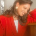 Regina Burd Instagram – «Они пролетели быстро, эти дни, напоенные ароматом сосновых веток и рождественской елки, в трепетном свете елочных свечей, в сверкании блесток и мишуры, – пролетели как во сне, где каждая минута жизни равна одному сердцебиению». М.Митчелл