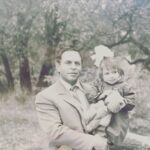 Regina Burd Instagram – Письмо папе

Привет , пап. 
Я скучаю. Да, всё ещё…
Нет, не лечит время, я проверяла, вранье это всё. Всё летит, несётся, меняется вокруг-люди,машины, жизнь.А мне бы остановиться на мгновенье, уткнуться в твою щетинистую мягкую и такую родную щёку… Услышать твой запах. И просто быть вдвоем в этом потоке скоростей и ненужностей…Просто постоять, помолчать. А потом , пап, я захочу  тебе рассказывать обо всем… 
Ты знаешь, пап, все твои внуки безумно сомобытные, сложносочиненные , с горящими глазами…Как мы с тобой любим,да? ;)
Прости, немного расстрою тебя, но мальчишки не занимаются уже  футболом… Да… Но не огорчайся, пап. Слышал бы ты, как мы кричим, когда твоя любимая команда забивает гол! А когда одерживает победу, весь дом стоит на ушах. Да, папочка, мы самые ярые болельщики. Иногда мне кажется, что я болею твоим сердцем и голосом . 
Как я? Пап, я взрослею.Всё больше нахожу в себе твои черты. Даже те, против которых когда-то выступала. Сейчас это моя ценность .Это ты во мне.
Я очень стараюсь  быть осознанной. Не делить людей на «плохих и хороших», мир на «чёрное и белое».Но, знаешь, это непросто. До боли  в горле , это дурацкое, врожденное чувство справедливости … Я знаю, и это от тебя .;)
Знаешь , а у Мирона твои глаза. Большие, грустные, с поволокой. Сколько раз ловила себя на чувстве, что это ты рядом, смотришь на меня, слушаешь, продолжаешься…Ты во мне, в своих внуках, ты с нами, я это чувствую…

Пап, любим тебя навсегда … твоя семья🤍