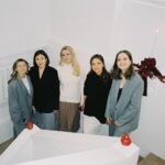 Regina Burd Instagram – Сегодня -сладкое  декабрьское морозное послевкусие от того , что всё случилось. Задуманное сбылось 🕊️. И в этом счастье. Сбылось -благодаря команде, близким, людям с открытыми сердцами и волшебству , которое приближается… Всё Как у Ивана Шмелева …  И в доме – Рождество. Пахнет натертыми полами, мастикой, елкой. Лампы не горят. А все лампадки. Печки трещат-пылают. Тихий свет, святой…святой🕊️ @love__and__sweets