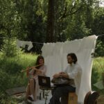 Regina Burd Instagram - Бывают дни, сотканные из одних запахов, словно весь мир можно втянуть носом, как воздух.А в другие дни, можно услышать каждый гром и каждый шорох вселенной. Иные дни хорошо пробовать на вкус, а иные – на ощупь. А бывают и такие, когда есть все сразу… Стоял жаркий июньский полдень , лишь изредка чувствовалось нежное прикосновение прохладного ветерка. Гости уже расходились . А я продолжала чувствовать и созирцать вкусы , запахи ,ощущения уходящего дня. Меня наполняло ощущение благодарности к каждому кто был причастен к этому дню. Кто поверил и смог увидеть что то очень важное и большое -в простом и маленьком…Запомню. Лето .Июнь. 2023г.