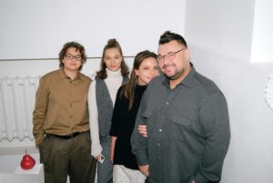 Regina Burd Instagram - Сегодня -сладкое  декабрьское морозное послевкусие от того , что всё случилось. Задуманное сбылось 🕊️. И в этом счастье. Сбылось -благодаря команде, близким, людям с открытыми сердцами и волшебству , которое приближается… Всё Как у Ивана Шмелева …  И в доме – Рождество. Пахнет натертыми полами, мастикой, елкой. Лампы не горят. А все лампадки. Печки трещат-пылают. Тихий свет, святой…святой🕊️ @love__and__sweets