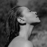Regina Burd Instagram - Жить надо всем. Глазами жить - убого. Жить надо кожей, ртом, и нервом каждым, И каждой клеткой, что пока жива, Пока способна слышать влагу моря.