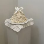Regina Burd Instagram – Сегодня -сладкое  декабрьское морозное послевкусие от того , что всё случилось. Задуманное сбылось 🕊️. И в этом счастье. Сбылось -благодаря команде, близким, людям с открытыми сердцами и волшебству , которое приближается… Всё Как у Ивана Шмелева …  И в доме – Рождество. Пахнет натертыми полами, мастикой, елкой. Лампы не горят. А все лампадки. Печки трещат-пылают. Тихий свет, святой…святой🕊️ @love__and__sweets